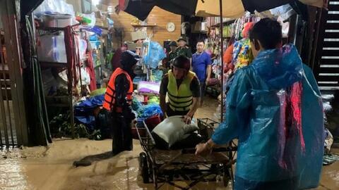 Nghệ An: Xuyên đêm di dời dân và tài sản vùng rốn lũ Mường Xén