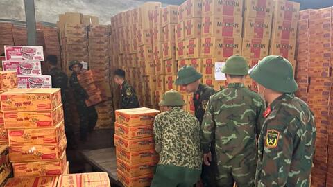 Dùng trực thăng cứu trợ cho người dân bị cô lập ở Nghệ An