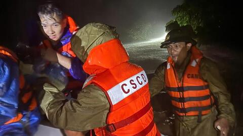 Thanh Hóa: Giây phút nghẹt thở giải cứu 3 người trong căn nhà ngập sâu