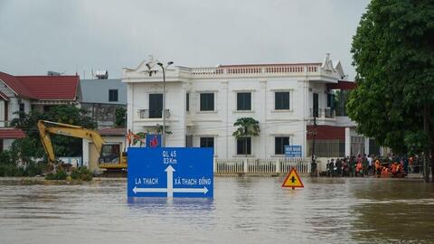 Giữa biển nước, người đàn ông bần thần bên tấm giấy khen ướt sũng của con gái