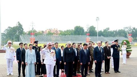 Toàn quyền Australia Sam Mostyn vào Lăng viếng Chủ tịch Hồ Chí Minh