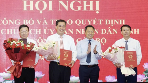 Sơn La: Công bố, trao quyết định về công tác cán bộ tại các sở, ngành