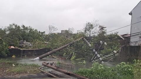 Bão số 10 gây mất điện tại 103 xã, phường của tỉnh Thanh Hóa