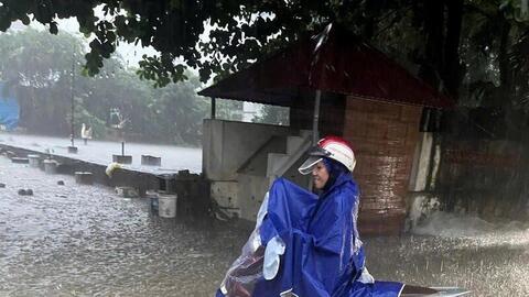 Hà Nội: Mưa lớn xuyên đêm, nhiều tuyến đường ngập sâu