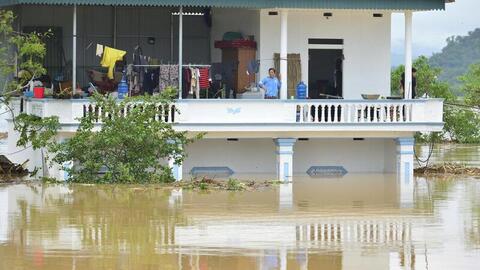 Thanh Hóa: Nước bủa vây tứ phía, nhà dân ngập chìm trong nước