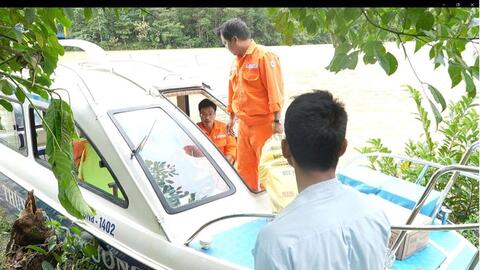 Đà Nẵng: Dùng ca nô vận chuyển hàng cứu trợ cho thôn Z’Lao bị cô lập