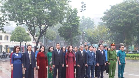 Lãnh đạo TP Hà Nội dâng hoa kỷ niệm Cách mạng Tháng Mười Nga