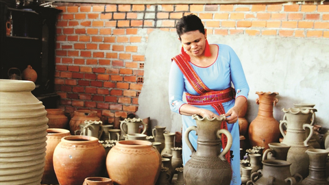 Nghệ nhân Đàng Thị Hoa: Giữ lửa nghề gốm giữa miền cát nắng