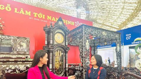 Ngắm phiến gỗ 1,5 tỷ đồng tại Hội chợ Mùa Xuân 2026