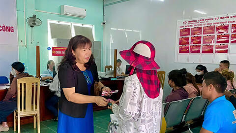 Gia Lai: Công sở rộn ràng ngày đầu xuân, người dân được nhận lì xì