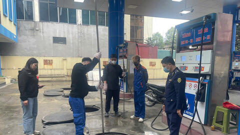 Quản lý thị trường siết chặt kiểm tra, giá xăng dầu dần ổn định