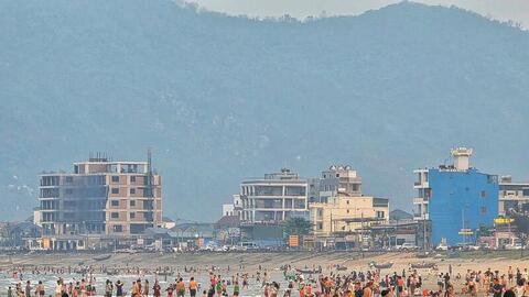 Hà Tĩnh: Nắng nóng gay gắt, người dân đổ về bãi biển giải nhiệt