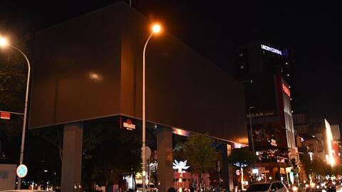 Tiết kiệm điện, hàng loạt biển quảng cáo lớn tắt điện sau 22 giờ