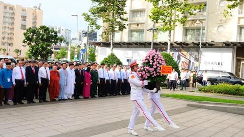 Lãnh đạo Đảng, Nhà nước dâng hoa tưởng nhớ Chủ tịch Hồ Chí Minh