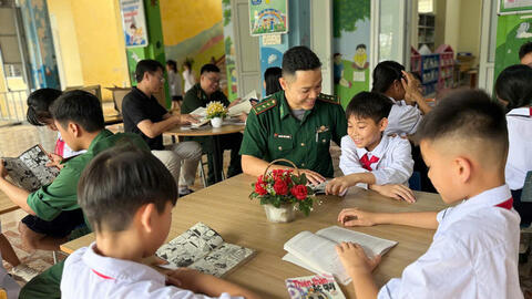 Tủ sách biên phòng gieo mầm văn hóa đọc cho học sinh vùng biên