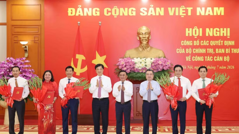 Công bố các quyết định của Bộ Chính trị, Ban Bí thư về công tác cán bộ