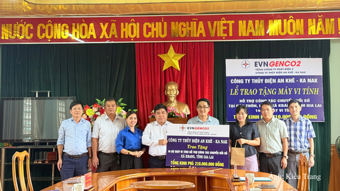 Công ty Thủy điện An Khê – Ka Nak hỗ trợ kinh phí mua sắm 30 bộ máy vi tính