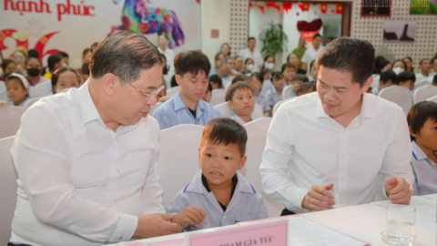 Phó Thủ tướng Thường trực Phạm Gia Túc thăm, tặng quà bệnh nhi dịp Tết Trung thu