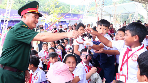 Đà Nẵng: Mang Trung thu, trao yêu thương, đến với trẻ em vùng biên