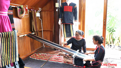 Người phụ nữ đưa thổ cẩm Ê Đê vươn xa
