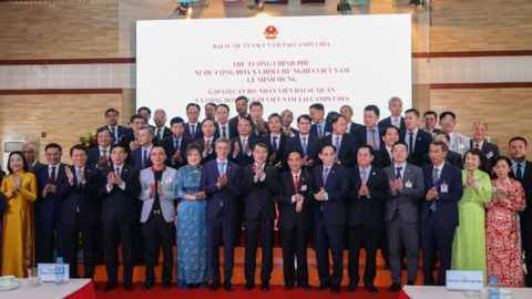 Thủ tướng Lê Minh Hưng gặp cộng đồng và các cơ quan đại diện Việt Nam tại Campuchia