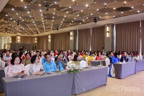 Chùm ảnh: Công đoàn Công Thương Việt Nam sơ kết 5 năm phong trào 'Giỏi việc nước, đảm việc nhà'