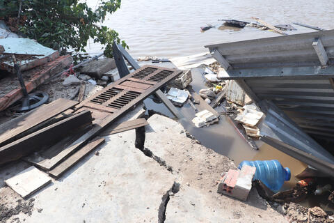 Sạt lở nhấn chìm nhiều căn nhà ven sông ở Cà Mau