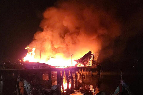 Tàu cá bốc cháy dữ dội khi đang neo đậu ở Huế