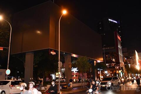 Tiết kiệm điện, hàng loạt biển quảng cáo lớn tắt điện sau 22 giờ