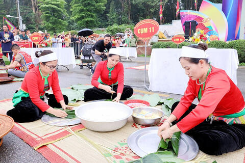 Rộn ràng thi gói bánh chưng, giã bánh giầy tại Đền Hùng