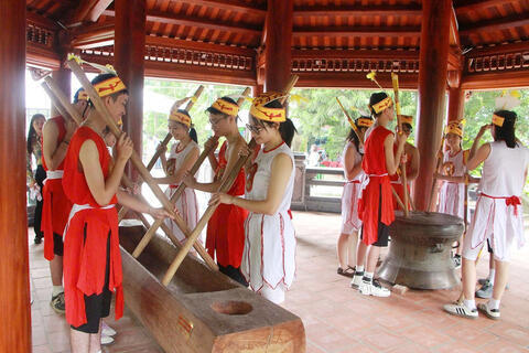 Trình diễn trống đồng, đâm đuống ‘hút’ khách tại Đền Hùng