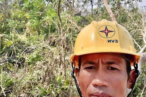 Người thợ điện của buôn làng noi gương Bác từ những việc làm bình dị