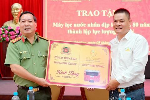 Nanomic trao 22 máy lọc nước cho lực lượng công an và người có công tại Cà Mau