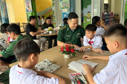 Tủ sách biên phòng gieo mầm văn hóa đọc cho học sinh vùng biên