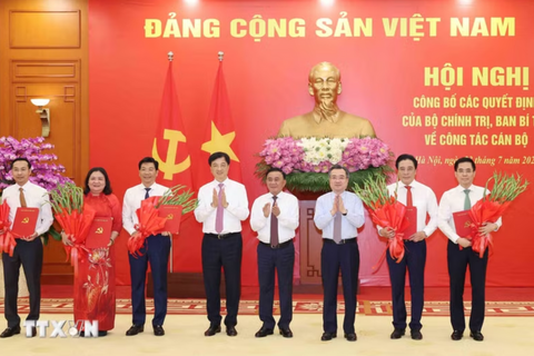 Công bố các quyết định của Bộ Chính trị, Ban Bí thư về công tác cán bộ