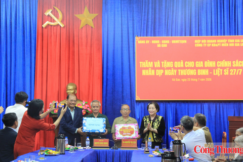 Gia Lai: Trao 100 suất quà tri ân gia đình chính sách nhân dịp 27/7