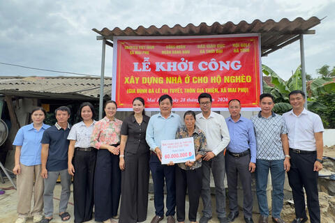 Chung tay 'dựng mái ấm' cho người phụ nữ nghèo ở Hà Tĩnh