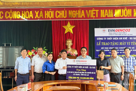 Công ty Thủy điện An Khê – Ka Nak hỗ trợ kinh phí mua sắm 30 bộ máy vi tính