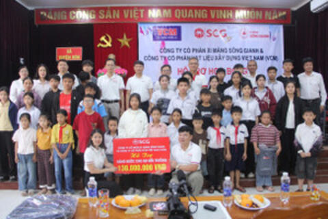 Xi măng Sông Gianh và VCM trao học bổng cho học sinh khó khăn tại Quảng Trị