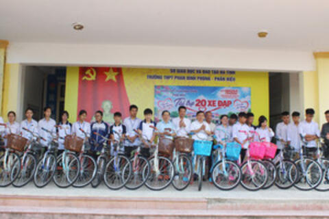 Báo GD&TĐ trao xe đạp, tiếp sức học sinh khó khăn Hà Tĩnh đến trường