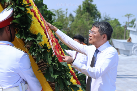 Thủ tướng dâng hương tưởng niệm tại Di tích Quốc gia đặc biệt Đường Hồ Chí Minh trên biển