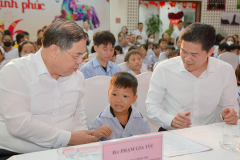 Phó Thủ tướng Thường trực Phạm Gia Túc thăm, tặng quà bệnh nhi dịp Tết Trung thu
