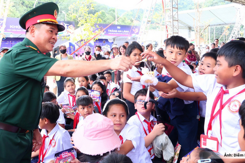 Đà Nẵng: Mang Trung thu, trao yêu thương, đến với trẻ em vùng biên