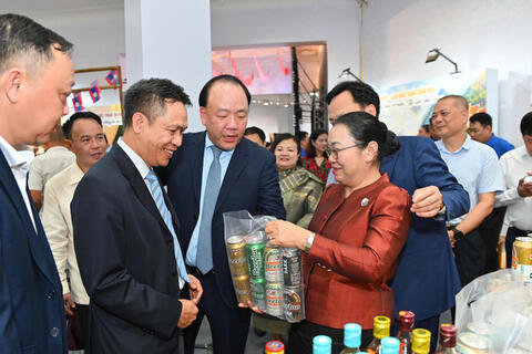 Tiếp thêm động lực cho hợp tác kinh tế, thương mại Việt Nam - Lào