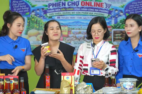 Bí thư phường ở Quảng Trị lên sóng livestream, nông sản địa phương hút khách