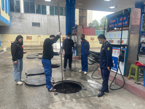 Quản lý thị trường siết chặt kiểm tra, giá xăng dầu dần ổn định