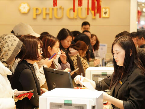 Giá bạc thế giới biến động mạnh, giảm liên tiếp