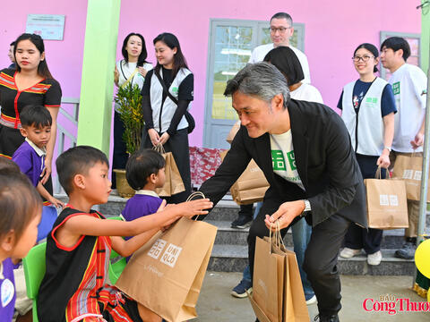 Đồng bào Giẻ Triêng rưng rưng hạnh phúc khi các con có trường học mới