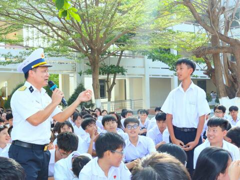 Tuyên truyền biển, đảo Việt Nam cho hơn 1.000 giáo viên, học sinh tại Khánh Hòa