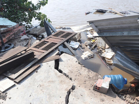 Sạt lở nhấn chìm nhiều căn nhà ven sông ở Cà Mau